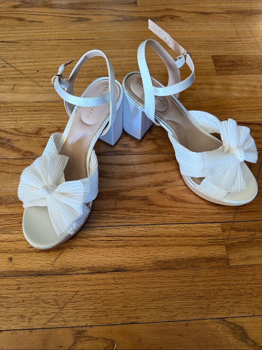 Kelly & Katie White Bow Sandal Heels - Picture 2 of 6